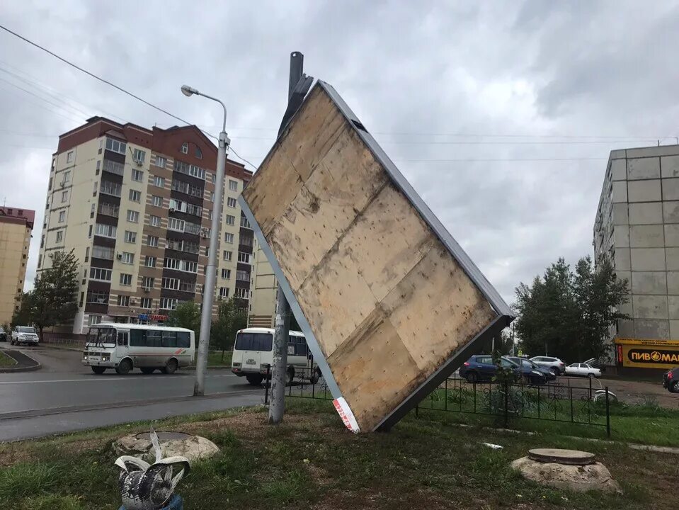 Падение рекламного щита. 20 Метров вс секунду етер. Ветер 20 метров в секунду последствия. Сильный ветер в Уфе. Ветер 20 метров