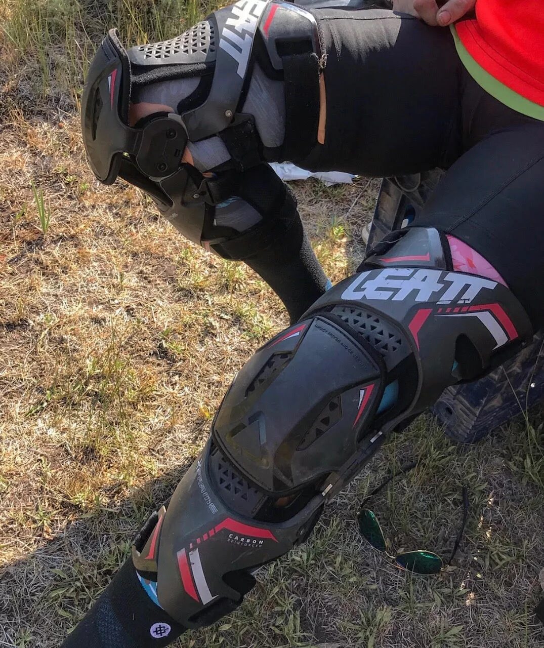 Leatt dual axis pro. Наколенники leatt knee brace x-frame. наколенники leatt knee brace x-frame hybrid. брейсы leatt. брейсы leatt x frame.