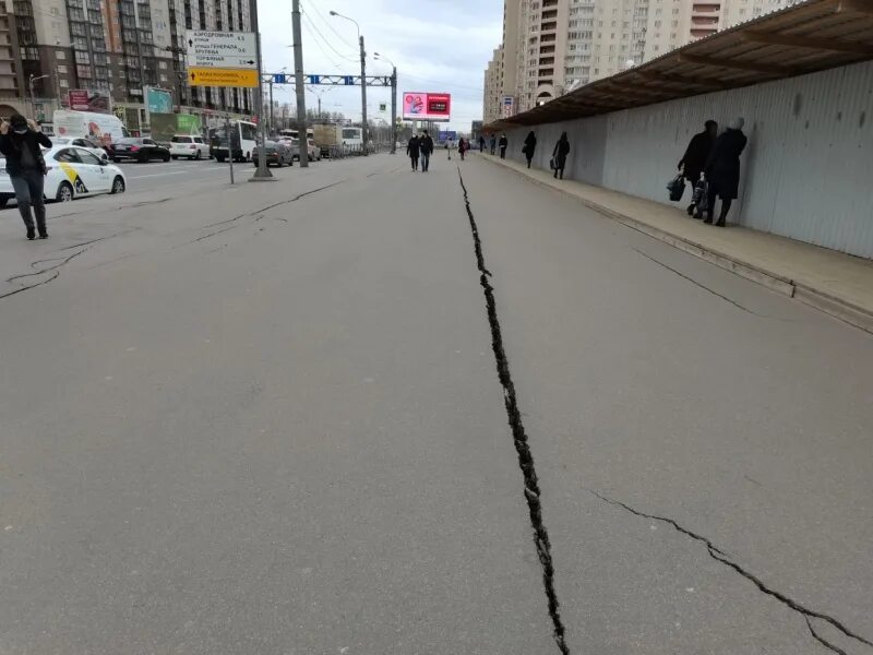 Покрываться трещинами. Трещина в земле. Трещина в тротуаре. Треснутый тротуар. Образование трещин на пешеходной дорожке местами.