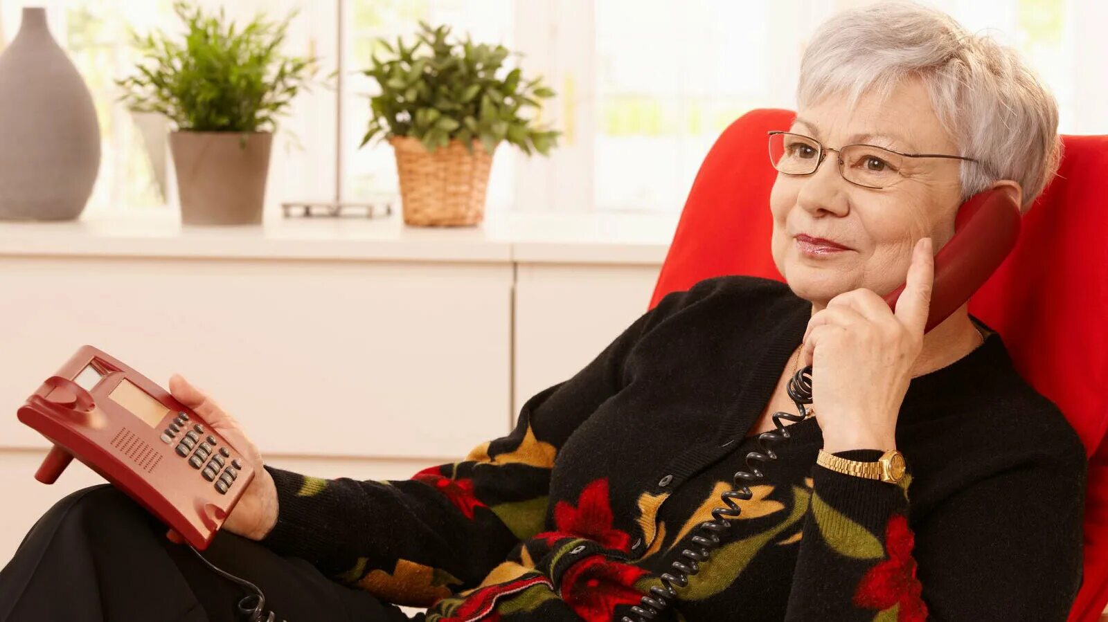 бабки звонят. бабулька с телефоном. бабушка с телефоном. бабушка с телефоном. бабки звонят.