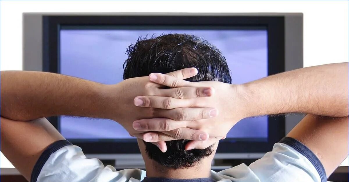Просмотр телепередач информация. Просмотр телевизора. человек перед телевизором. человек смотрит телевизор. мужчина у телевизора.