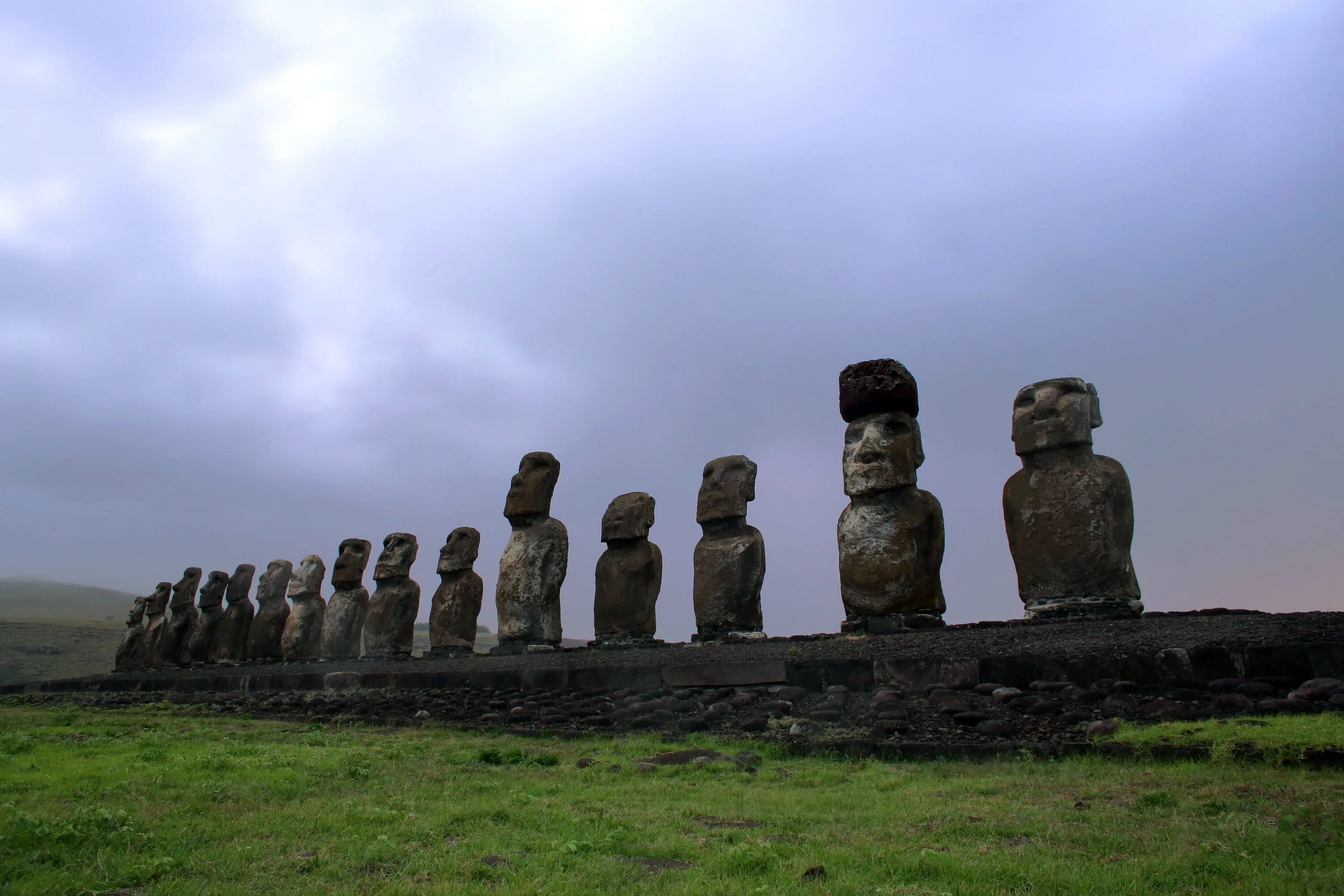 Какой стране принадлежат каменные статуи острова пасхи. Каменные истуканы острова Пасхи. Моаи на острове Пасхи. Остров Пасхи статуи Моаи. Идолы острова Пасхи.
