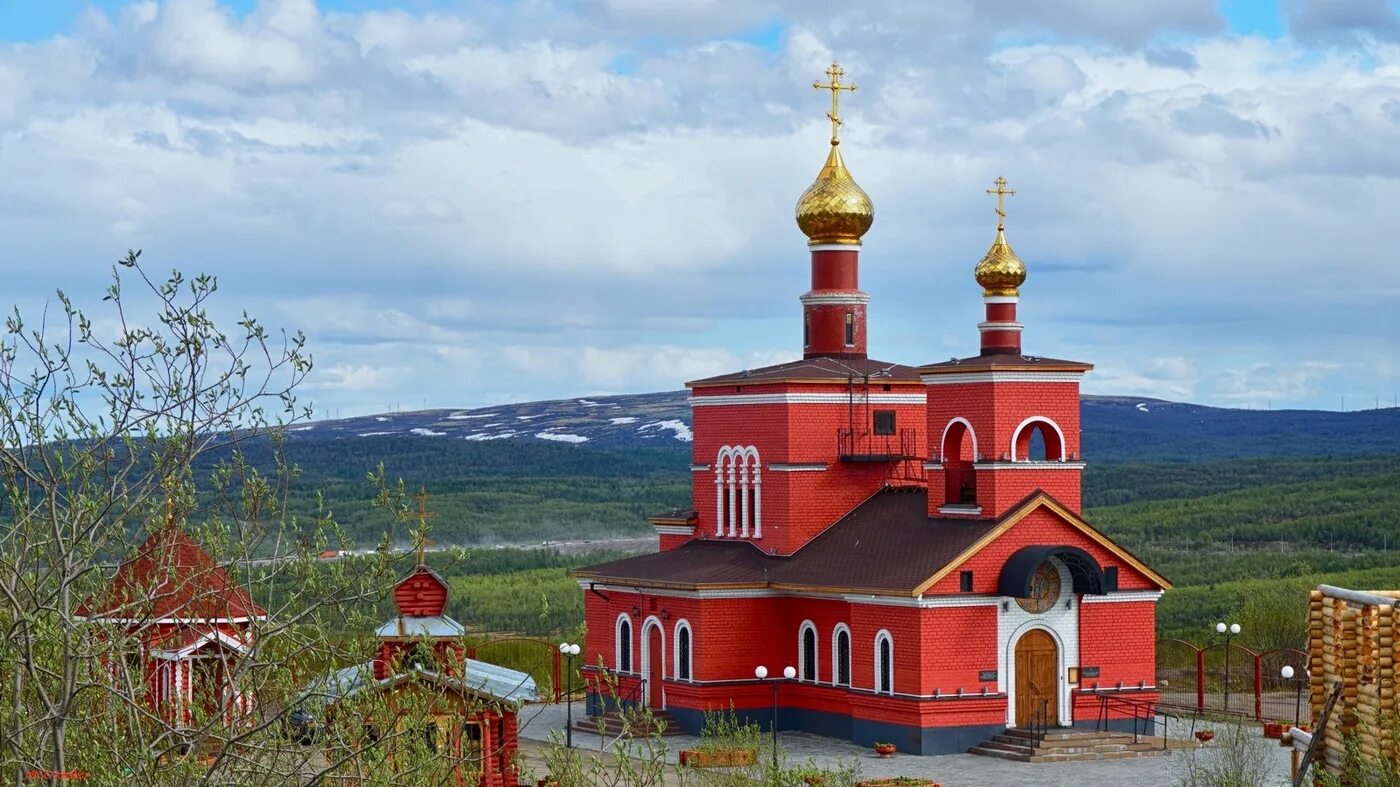 Храм всех святых Мурманск. Мурманск Скальная 7 храм. Храм в Кировске Мурманской области. Церковь всех святых в Восточном микрорайоне Мурманск. Церковь 1674 года мурманск область