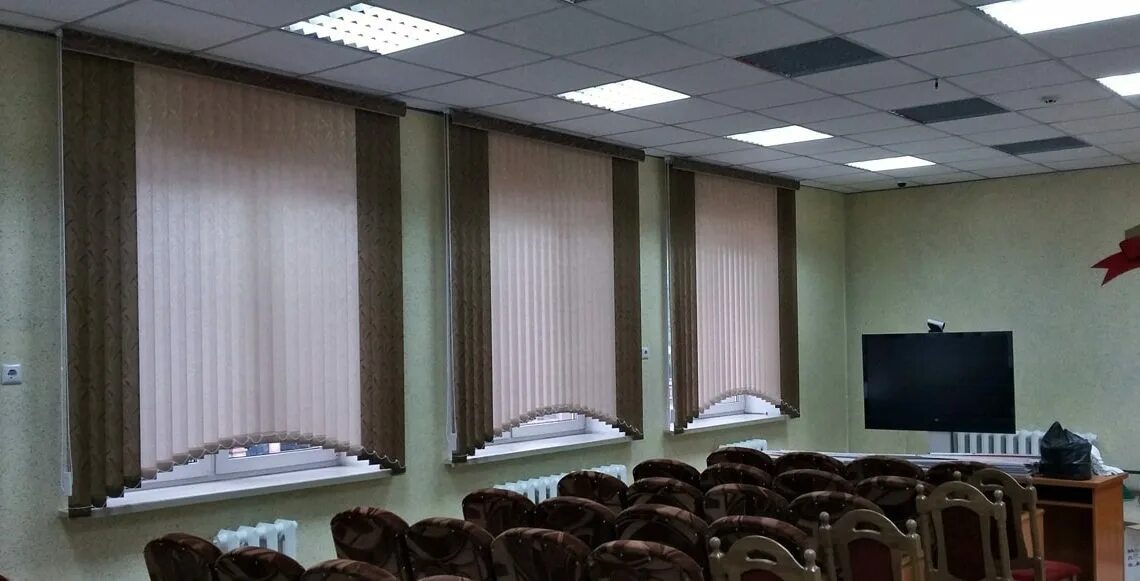 Жалюзи в калуге. Жалюзи для актового зала. Жалюзи в актовый зал. Мультифактурные жалюзи в актовый зал. Жалюзи для актового зала школы.