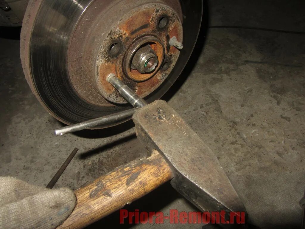 Болт направляющий на диск тормозной ваз 2110. Тормозные диски приора. Болт крепления тормозного диска приора. Задние дисковые тормоза 2170 колодки. Изношенный тормозной диск приора.