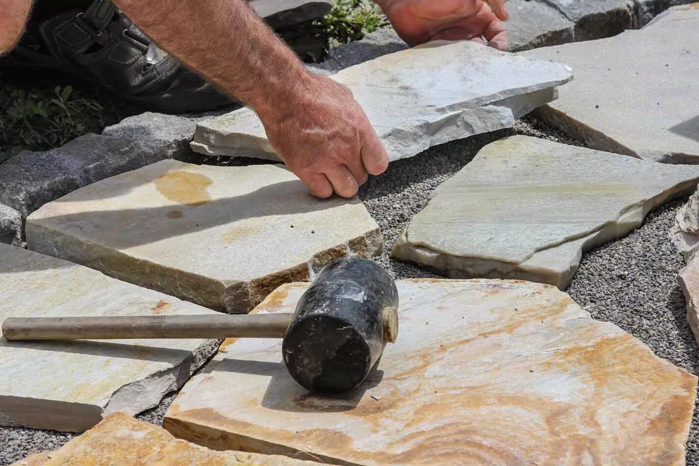 Stone working. Камень в строительстве. Булыжники из стройки. Пластины каменные имитации. Камень материал для строительства.