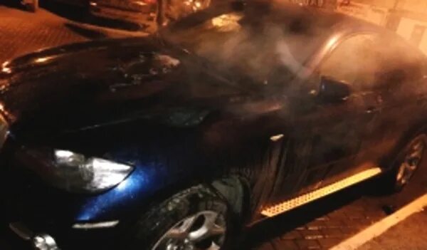 Почему горят бмв. Сгорел BMW x6 в Люберцах. Сгоревший БМВ на беговой. Шебекино сгорела машина Ягуар.