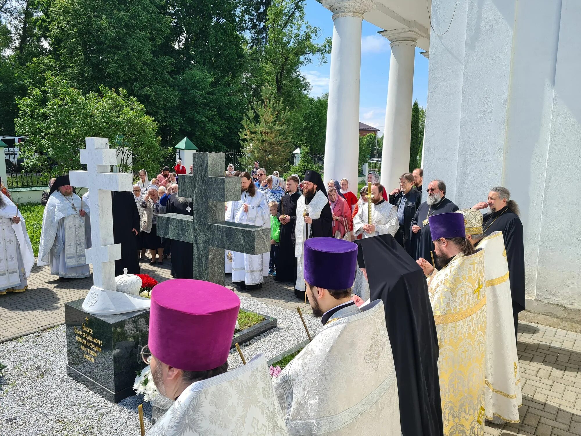 Воскресенский храм села молоди. Церковь в селе молоди Чеховский район. Похороны архиепископа Мелхиседека Лебедева. Молоди Подольск. Погода в молодях