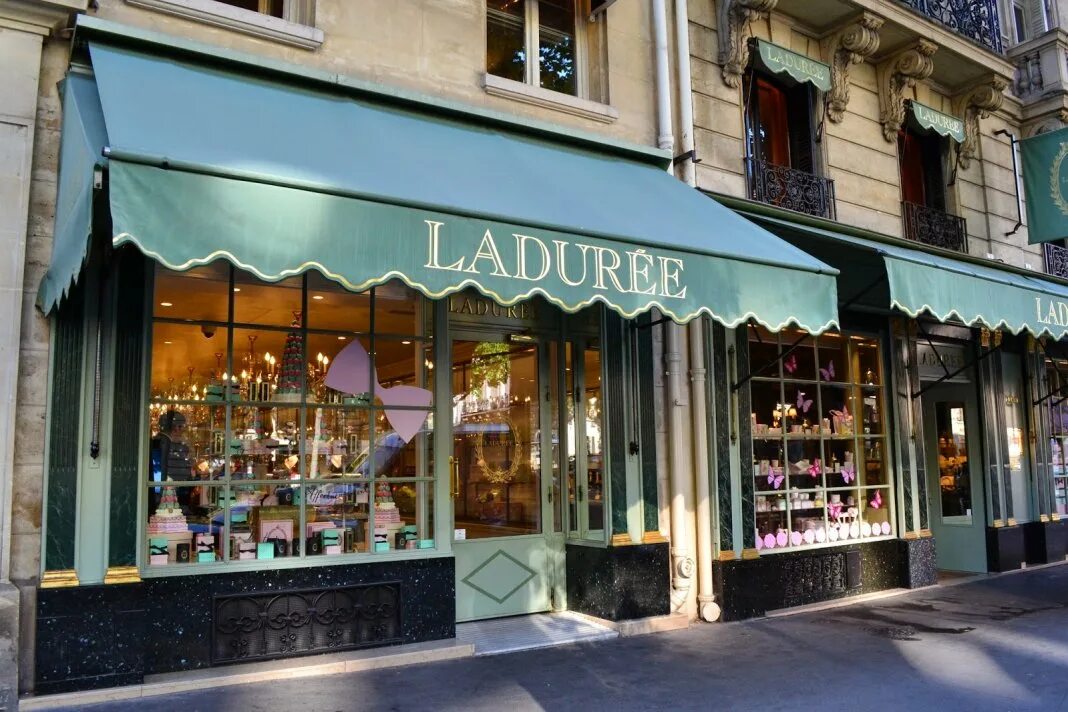 Кондитерская Laduree Париж. Кондитерская Laduree во Франции. Laduree кафе в Париже. Пекарня в Париже ладуре.