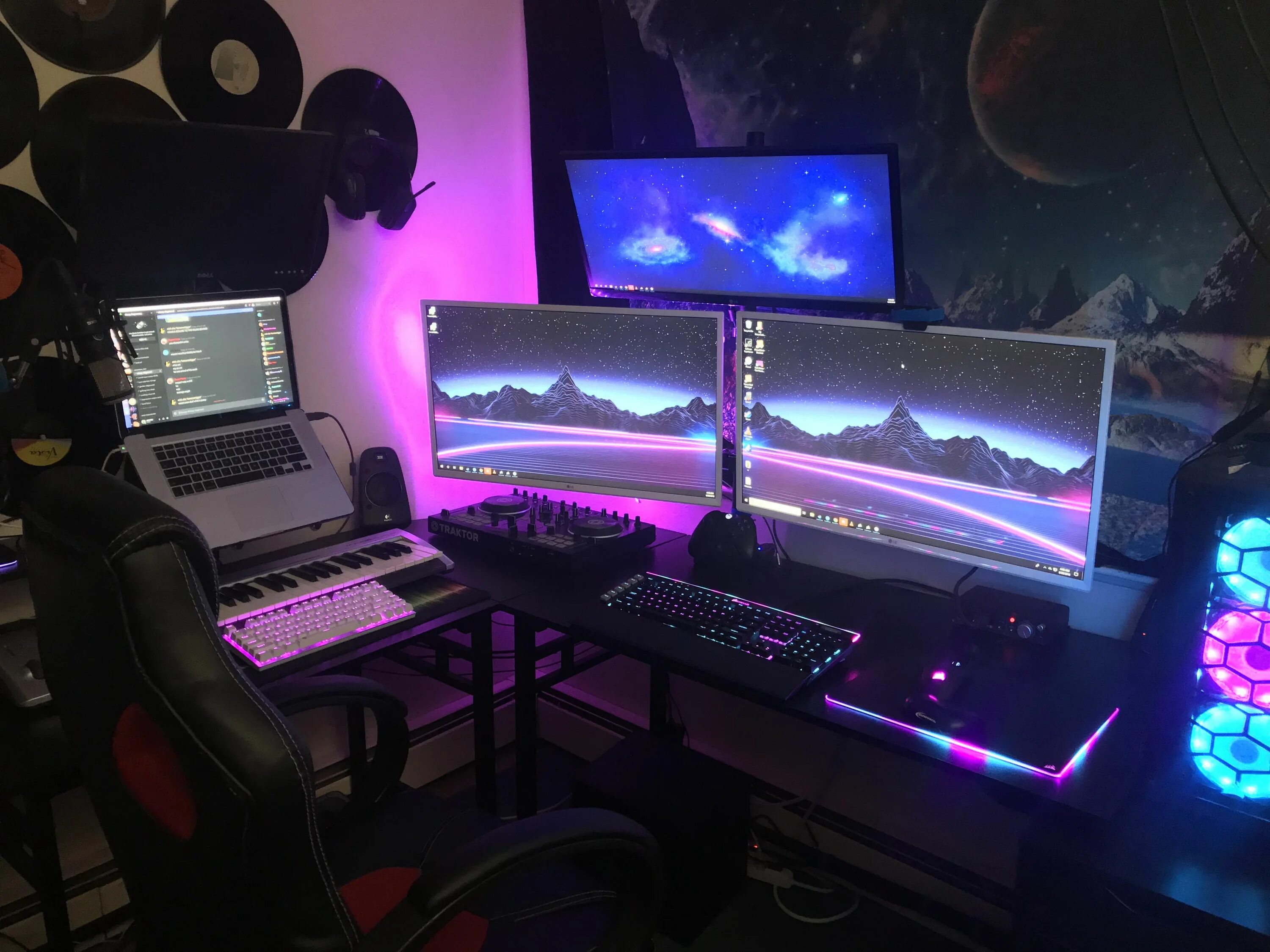 Геймер за компьютером. Игры на компьютер. Игровая комната компьютерная. Комната геймера. Игровое место для компьютера.