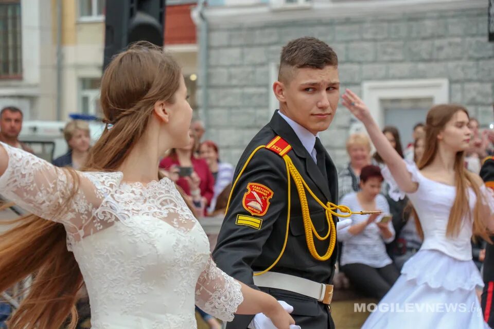 Праздничный вальс. Выпускники танцуют.