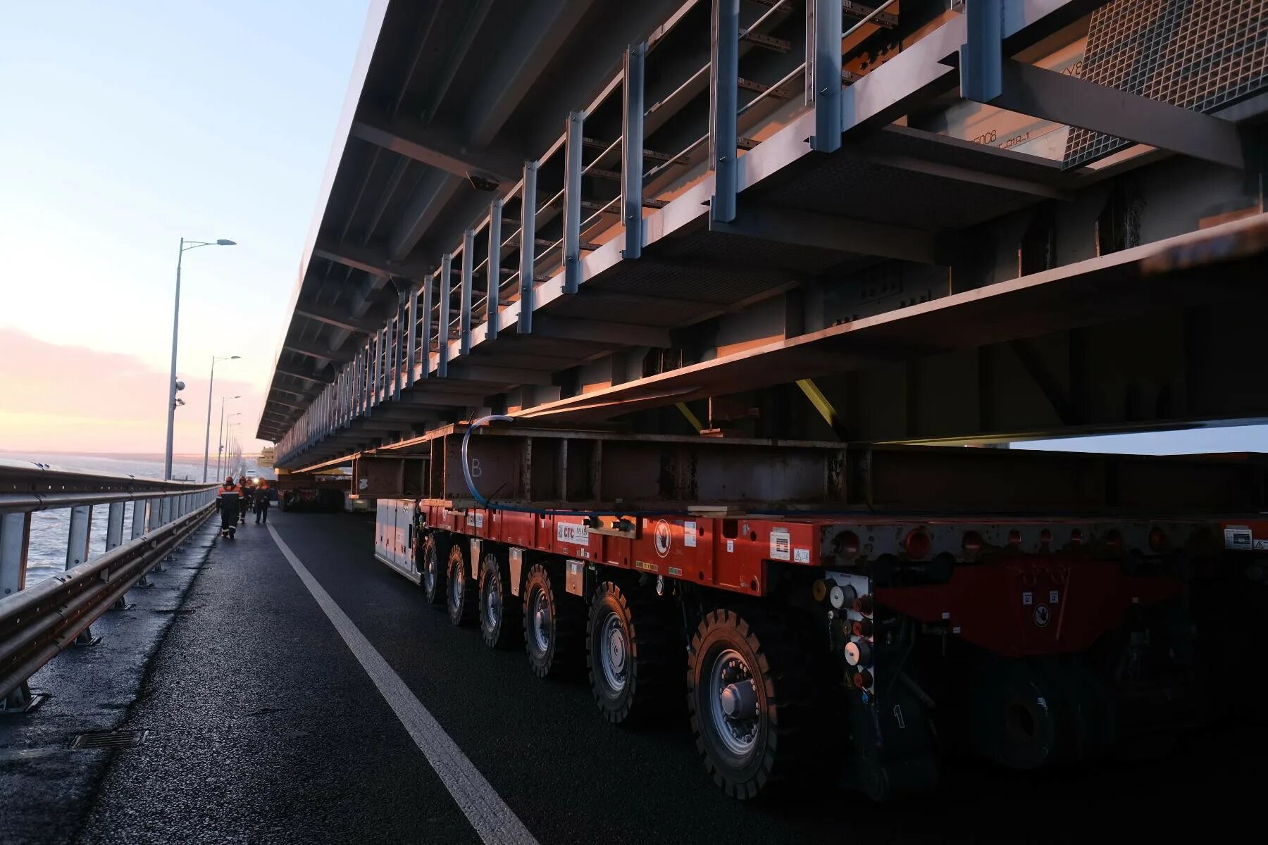 Проезд по крымскому мосту сегодня. Надвижка пролетов Крымского моста. Крымский мост надвижка. Крымский мост 2023. Надвижка последнего пролетного строения моста Крымского.