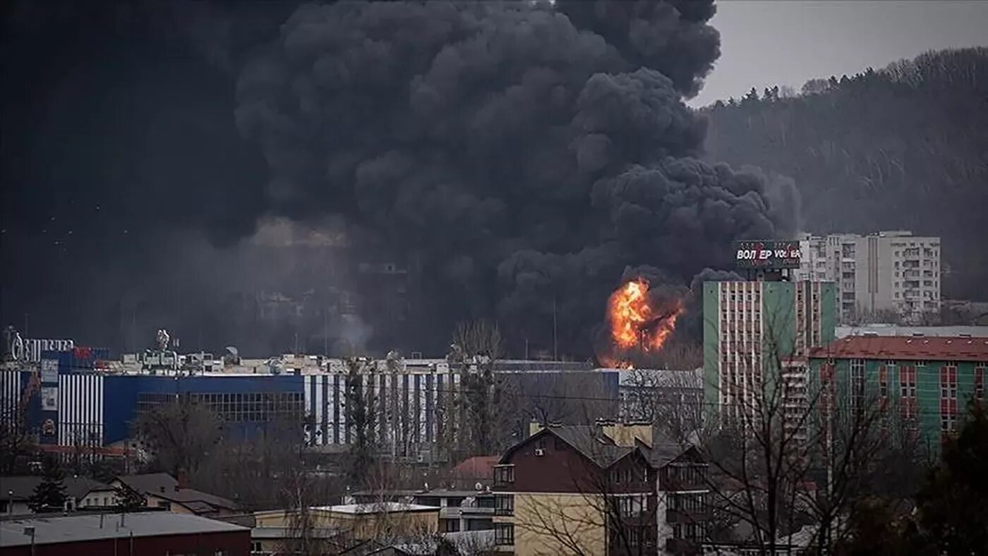 Здание горит. Взрывы в Киеве. Крупный пожар. Взрыв на украинской ТЭЦ.