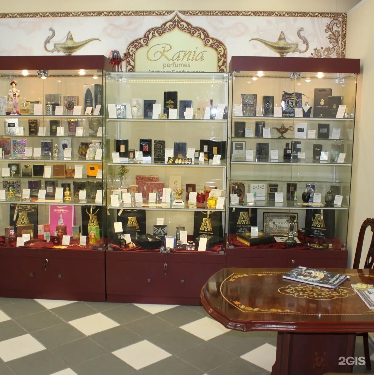 Магазин на арабском. Магазин арабских духов. Магазин арабской парфюмерии. Магазин масляных духов. Арабские духи витрина.