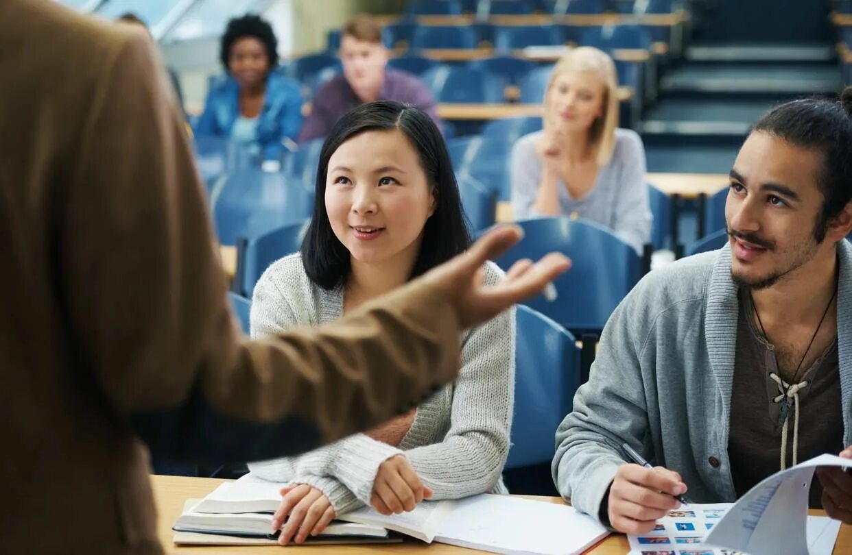 The students are the lecture. Студенты на лекции. Лекция в вузе. Преподаватель в университете. Гуманитарные науки.