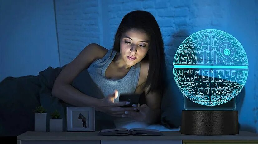 Девушка ночью с телефоном фото Do You Need To Protect Your Skin From Blue Light Hansplace