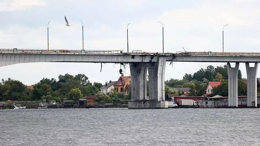Мерефо-Херсонский мост / Мост расположен в живописной и густонаселенной части Дн