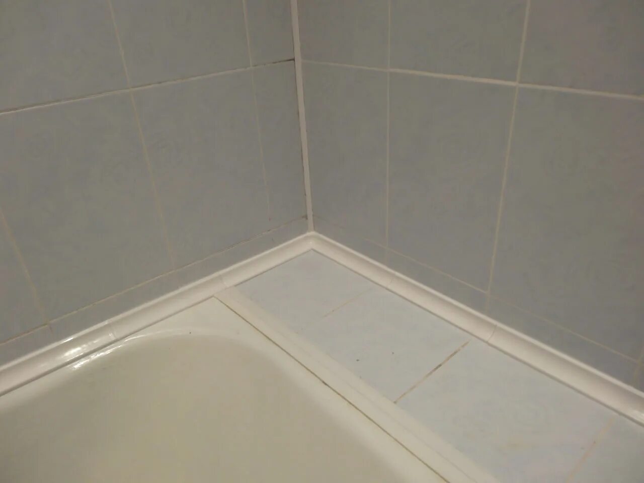 Плинтус бордюр для ванной пф12. Керамический уголок для ванной. Керамические уголки для ванны. Плинтус для плитки в ванной. Внутренний уголок для ванны