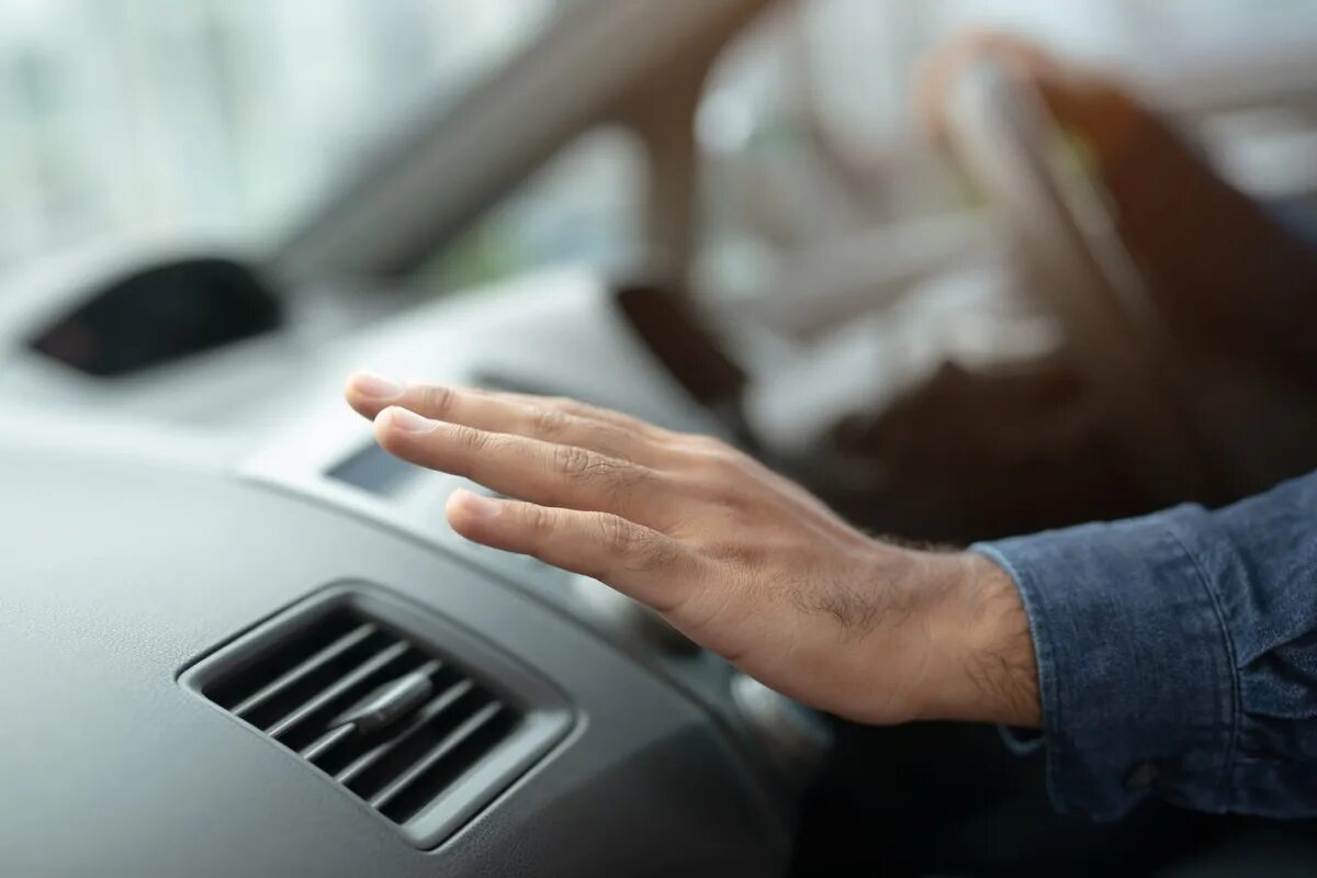 Car Air Conditioner. Air conditioning in the car. Heat in car. Мужик в машине с вентилятором.