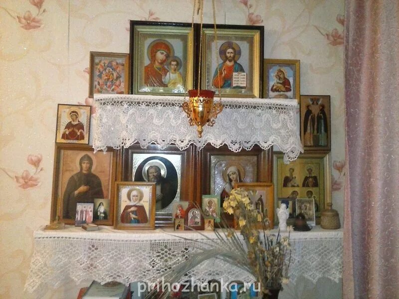 Уголок для икон. Можно ли ставить фото рядом с иконами. Уголок с иконами в доме. Икона троеручица в храме. Можно ли ставить фото рядом с иконами.