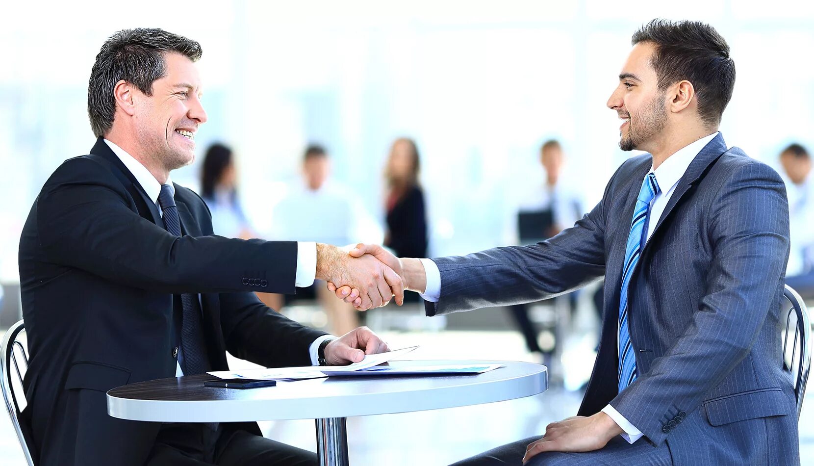 Client handshake. Деловая встреча. Переговоры. Рукопожатие бизнесменов. Деловой этикет.