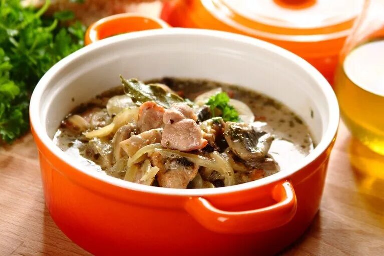 говядина тушеная с грибами. жаркое по венгерски с паприкой и грибами. гуляш из свинины с шампиньонами. скоблянка мясная. гуляш с говядиной и грибами.