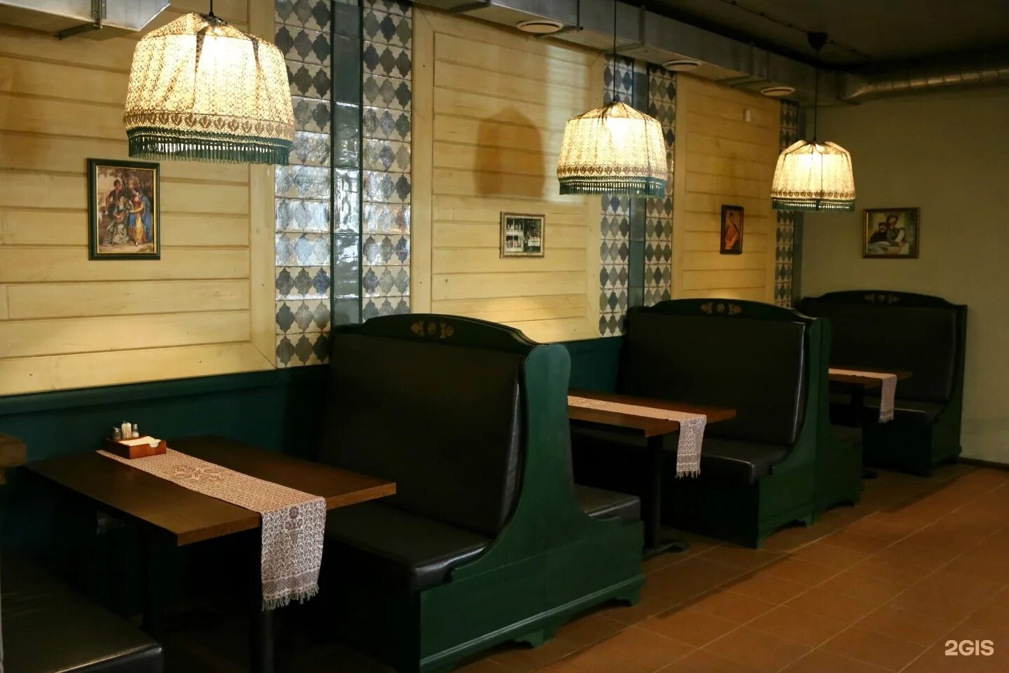 Сакварели киров интерьер. Герцена 88 а киров сакварели. Ресторан сакварели киров. Buzztown киров кафе. Герцена 88а.