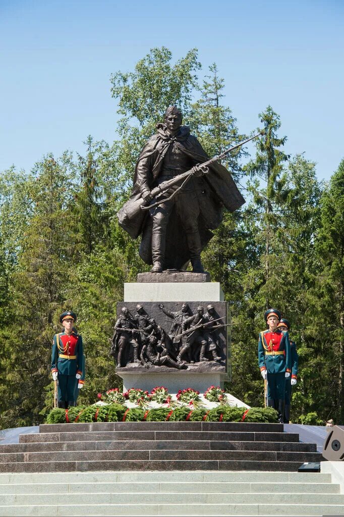 памятнику погибшим при защите отечества