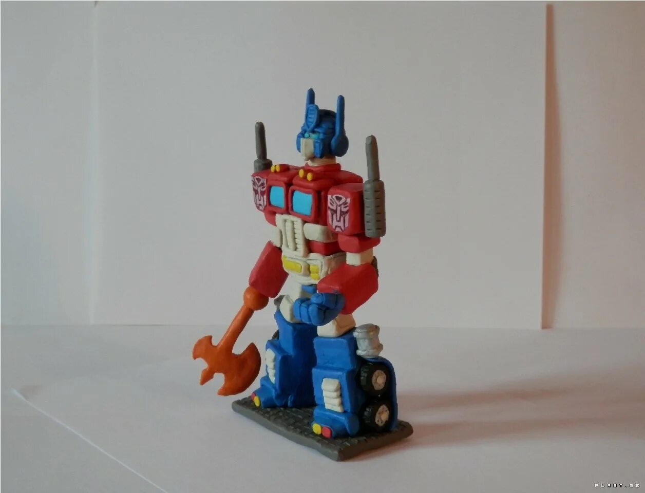 Как слепить трансформера. Revoltech bumblebee. Трансформеры оптимус прайм из пластилина. Трансформеры пластилин. Бамблби прайм лепить.