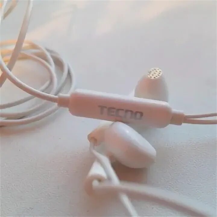 Наушники tws tenco buds 1. Techno наушники беспроводные. Наушники техно беспроводные. Наушники на столе. Наушники беспроводные bluedio t.