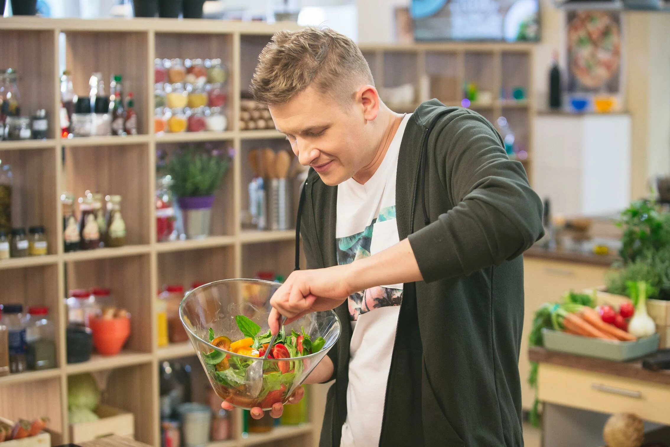 кулинарное шоу александр белькович. ведущий кулинарного шоу на стс александр белькович. просто кухня на стс ведущий александр белькович. кухня ведущий. кухня ведущий.