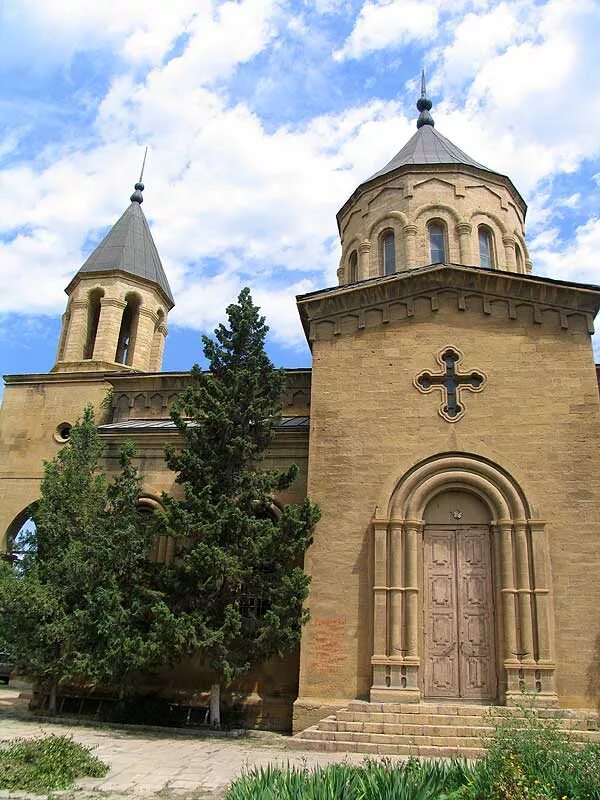 Можно ли в армянскую церковь. Армяно-Григорианская Церковь в Дербенте. Зугдиди Церковь. Церковь Святого Всеспасителя Дербент. Армянская Церковь город Зугдиди.