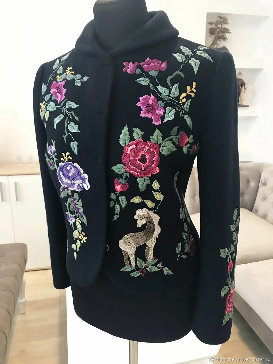 Синий жакет зара. Расшитый пиджак женский. Вышивка на пиджаке. Пиджак с вышивкой женский. Пиджак дольче габбана люневильская вышивка.