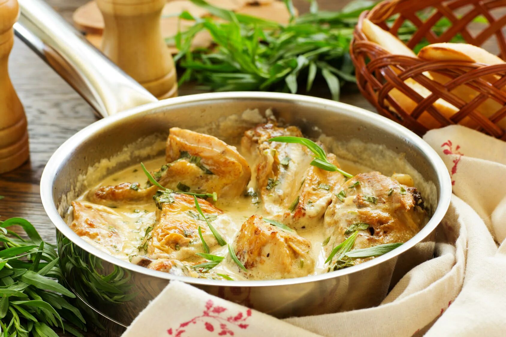 Курица в чесночно сметанном соусе. Блюда из курицы. соус для курицы. жаркое с курицей в сливочном соусе. курица с грибами в сливочном соусе.