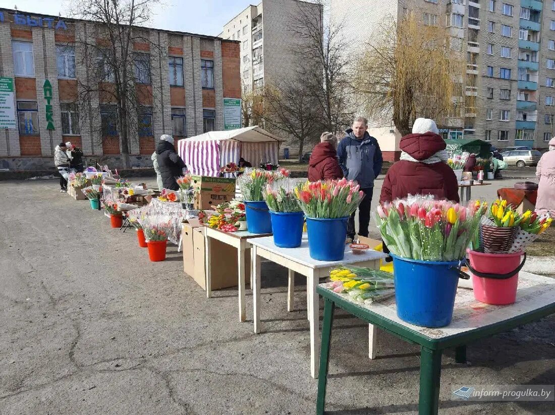 В цветочном магазине было 95 тюльпанов продавец. Уличная торговля цветами. продавец тюльпанов. уличная торговля цветами в георгиевске.. продавец тюльпанов на улице.