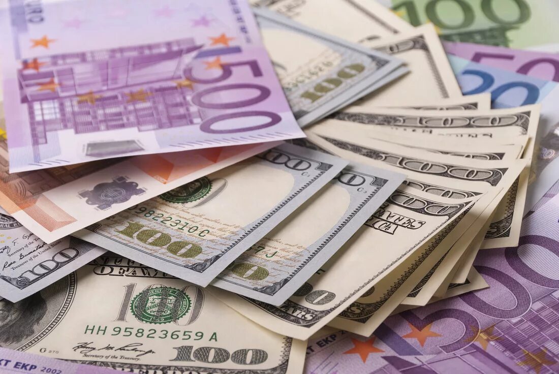 Курс валюты деньги. Доллар и евро. Евро валюта. Деньги евро. Доллары и евро картинки.