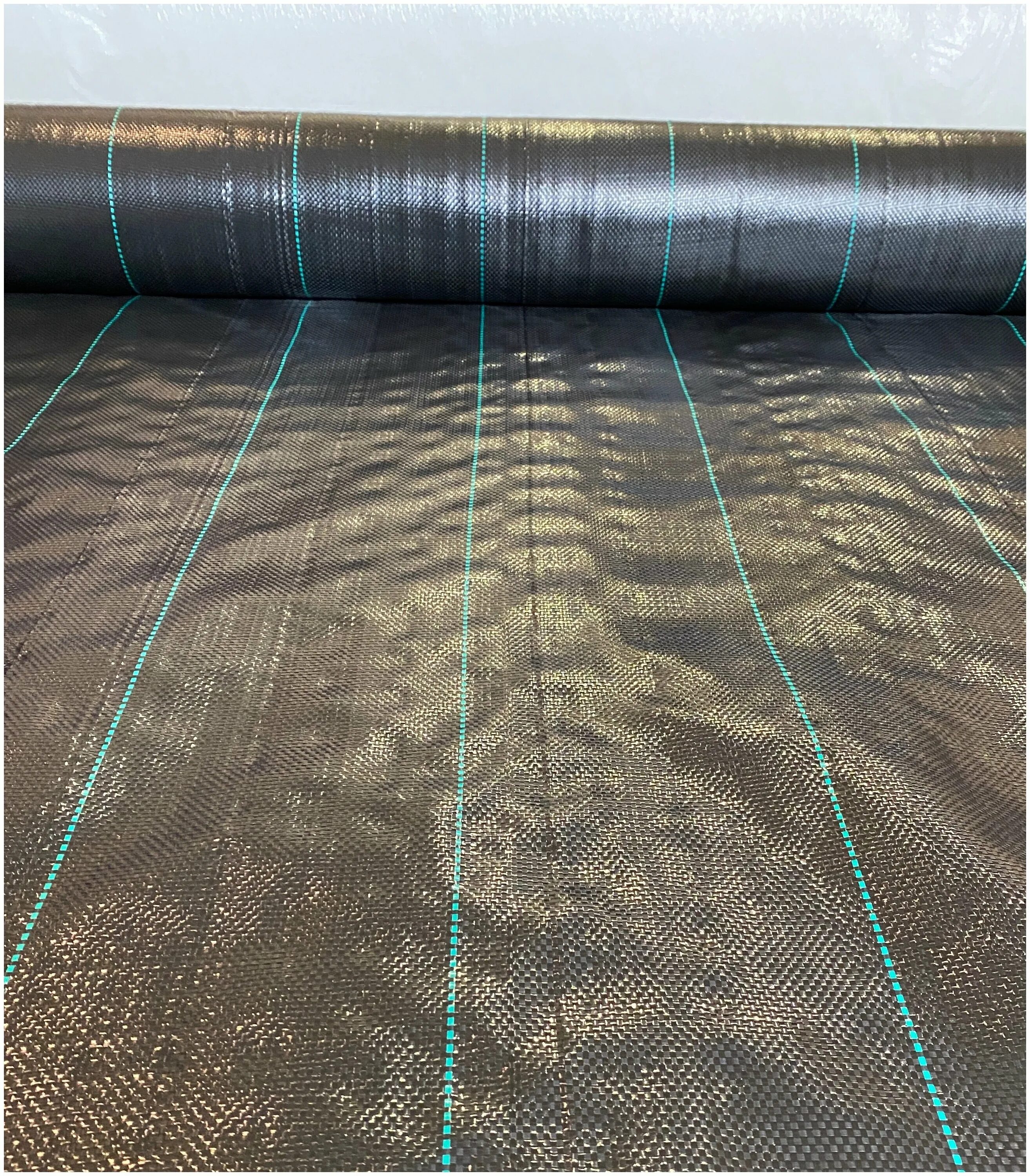 агроткань на грядках. агроткань застилочная. агроткань 100г/м2. агротекстиль (геотекстиль) агроволокно. мульчирующая агроткань.