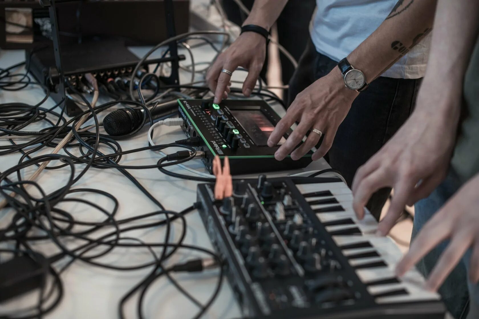 Саунд игр. Саунд дизайнер профессия. Саунд дизайнер. Звукорежиссер игр. Саунд игр.