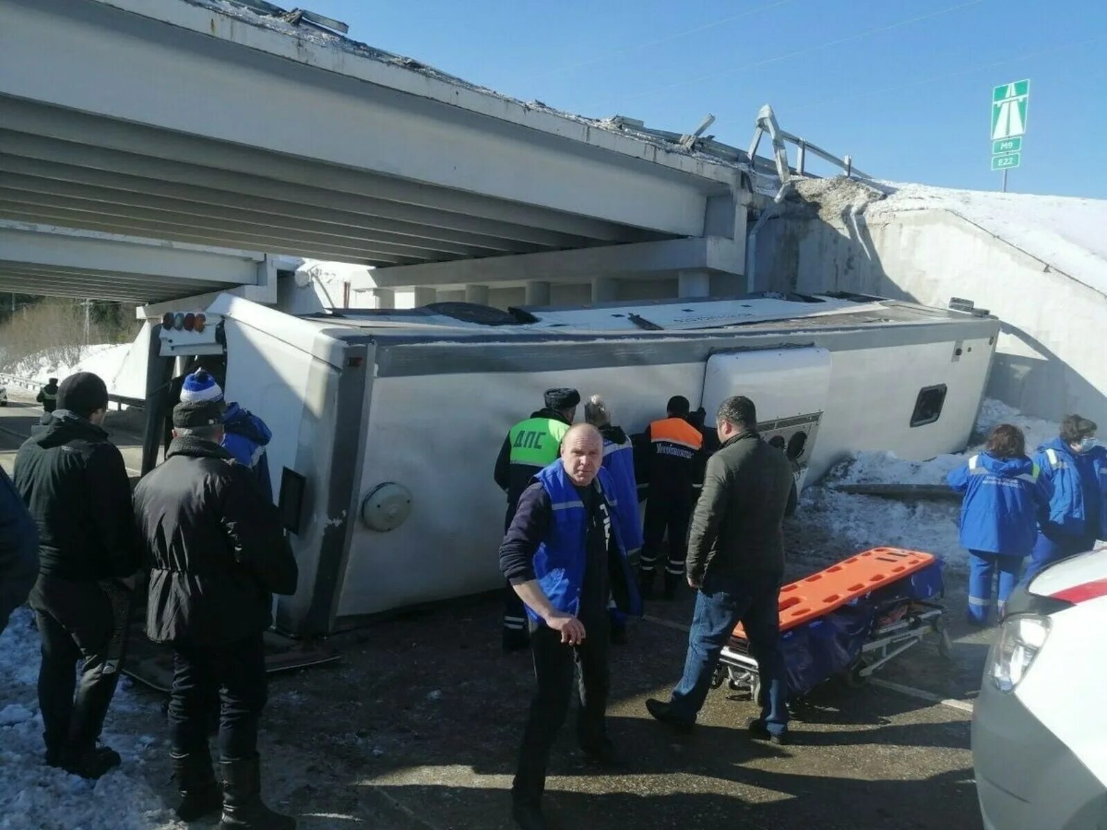 В Подмосковье автобус упал с эстакады. Авария в Подмосковье с автобусом. Упал в стоящем автобусе