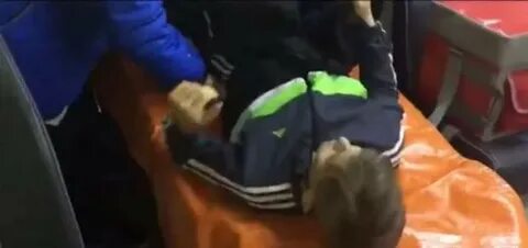 Мальчика бьют