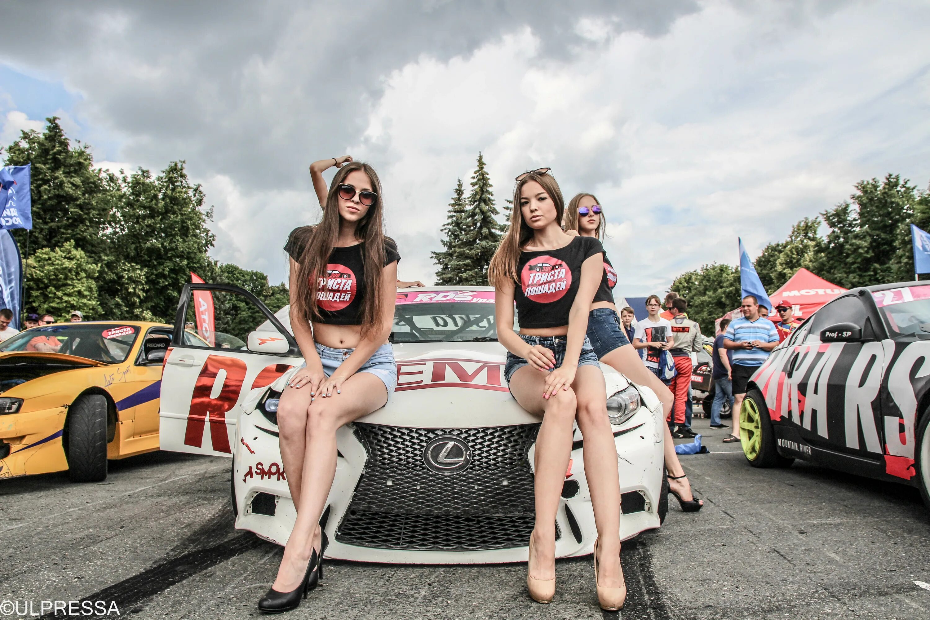 Drift girls. Дрифт девочки. Дрифт вокруг девушки. Дрифт шоу девушки. Японские девушки на дрифте авто шоу.