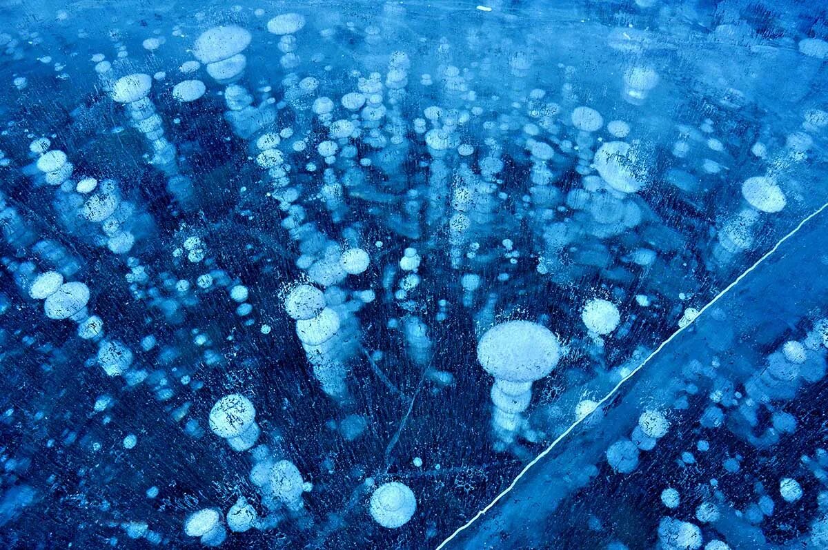 Замерзшие пузырьки метана в озере Байкал. Метановые пузырьки на Байкале. Метановые пузыри на Байкале. Замерзшие пузыри метана в Байкале..