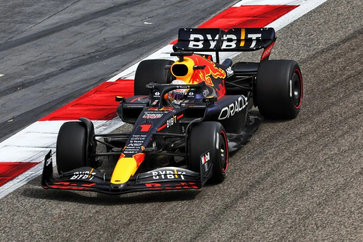 Формула 1 22. Red bull f1 rb18. F1 2022 Red bull rb18. Rb18 f1. Макс Ферстаппен Red bull Racing 2022.