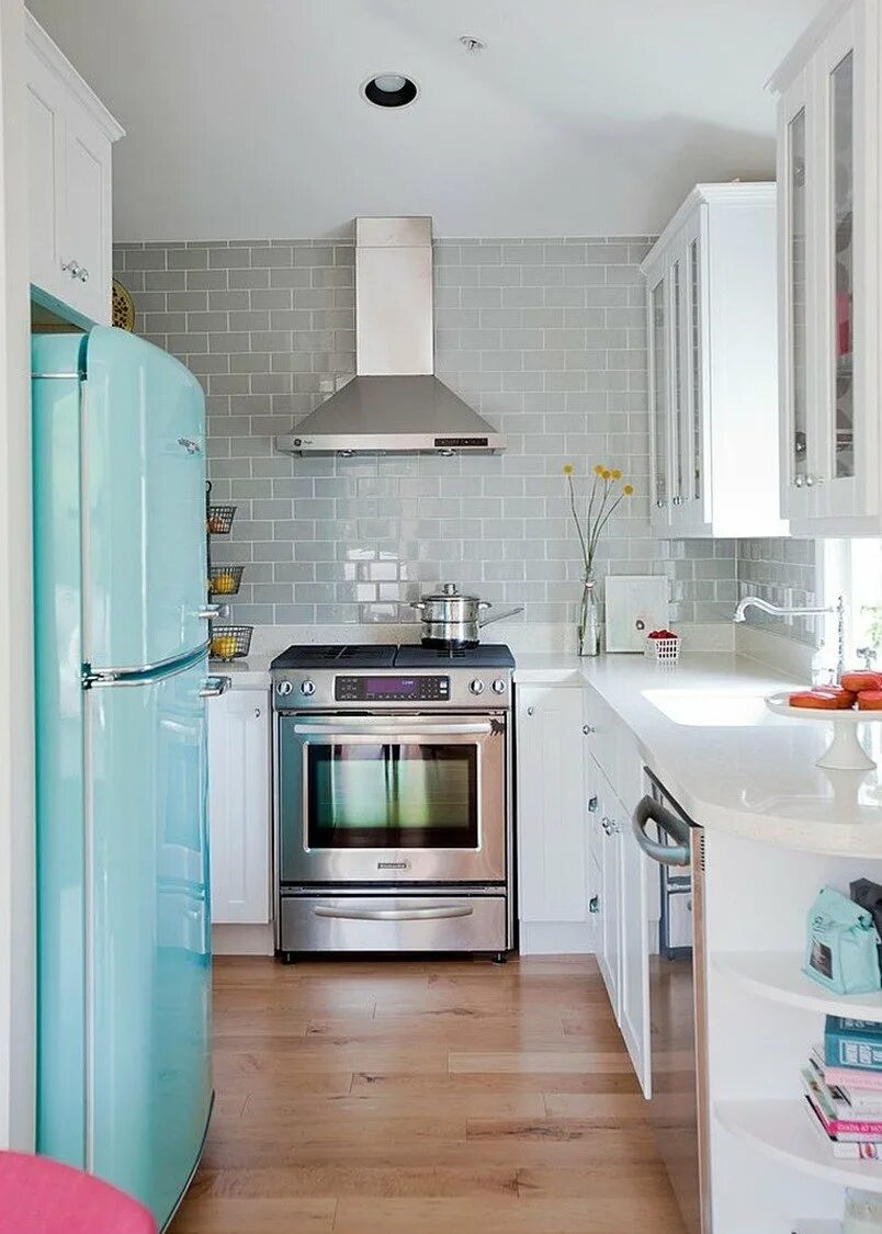 Спрятать холодильник на кухне. Отдельностоящий холодильник в интерьере. Холодильник в интерьере кухни. М. Белый холодильник в интерьере.