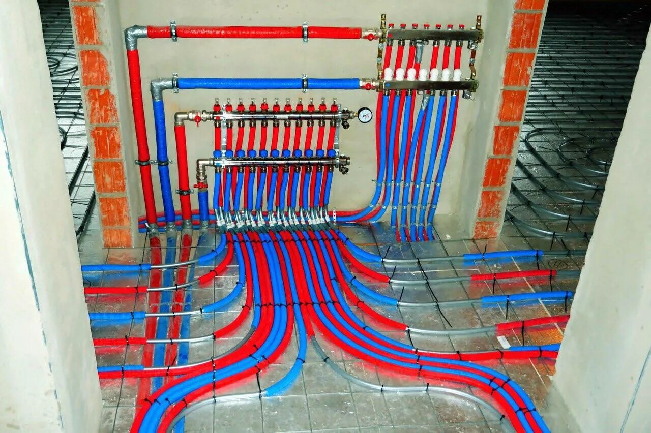 Сборка теплых полов. Система отопления тёплого водяного пола. Система отопления теплый пол водяной. Система тёплого пола водяного от системы отопления. Разводка теплого пола.