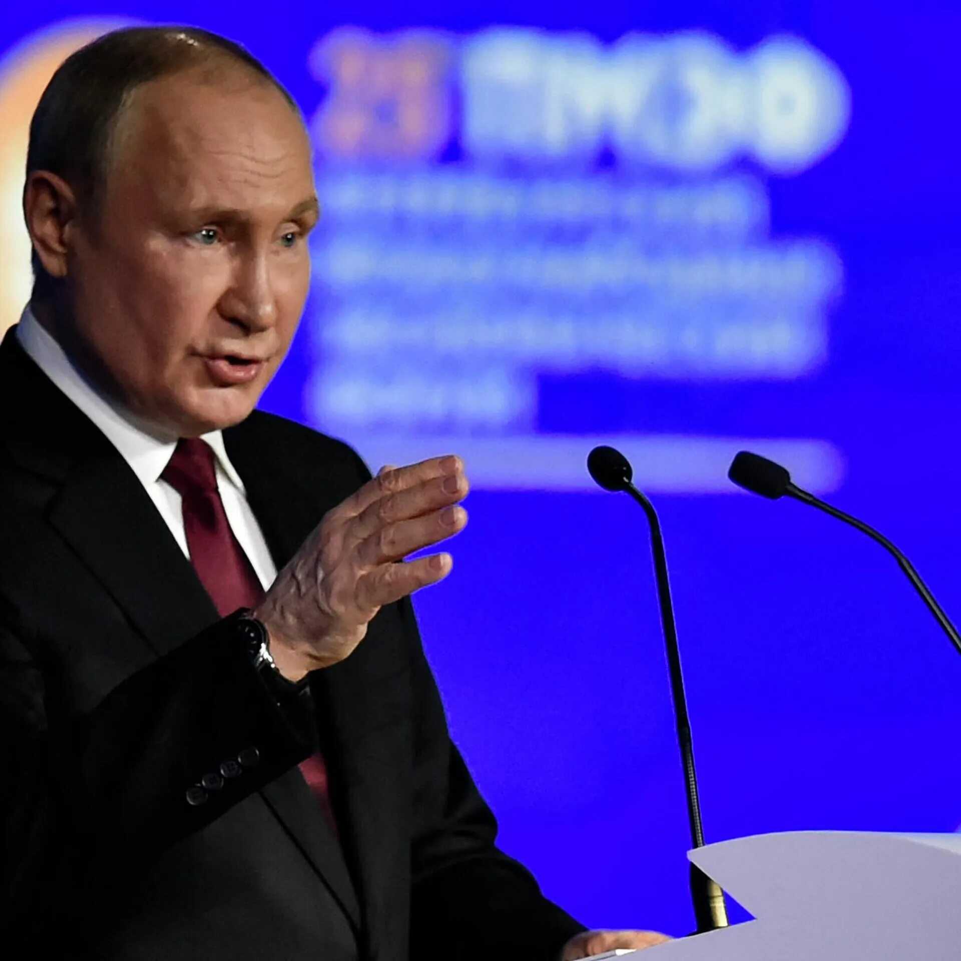 Выступали на «ночи музыки». Человек перед публикой. Оратор на сцене. Стадион олимпийский москва концерт. Выступает точно.