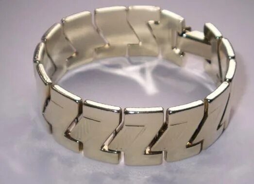 Atomic magnetic браслет резиновый. Б-305. Lunavit браслет magnetic. Циркониевый браслет от давления. Магнито циркониевый браслет.