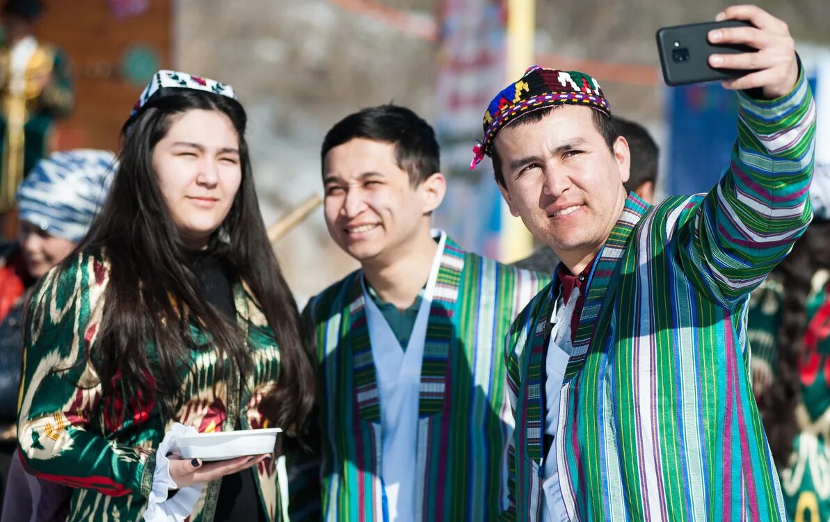 Чем таджики отличаются от узбеков внешне. Национальный костюм узбеков Навруз. Узбеки нация. Жители Узбекистана. Узбеки Национальность.