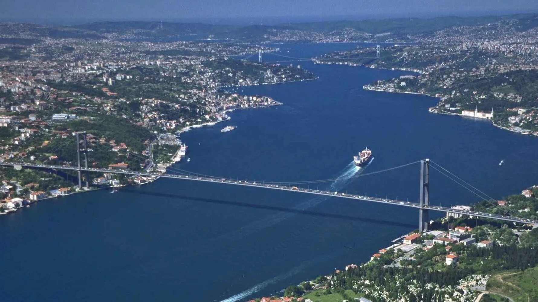 Пролив босфор океан. Стамбул пролив Босфор. Турция Стамбул Босфорский пролив. Мраморное море пролив Босфор. Мост в проливе Босфор и Дарданеллы.