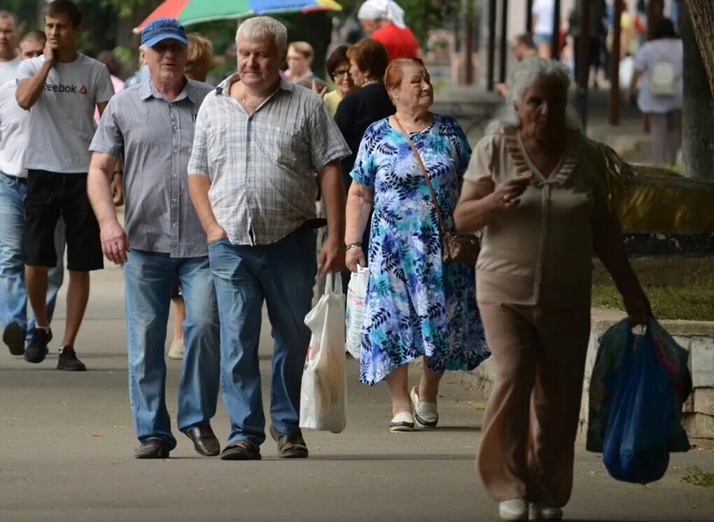 Россияне. 1 Мая в России. 1 Мая люди. ‍ С 1 мая россиянам старше 80 лет повысят пенсию на 7500₽.